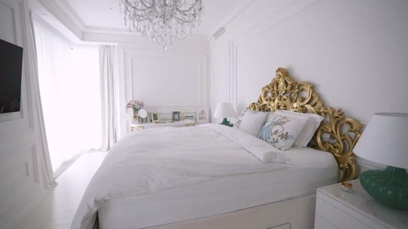 Парижское настроение в Москве: как выглядит новая квартира Татьяны Котовой с хаммамом и террасой