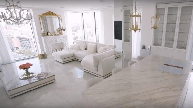 Парижское настроение в Москве: как выглядит новая квартира Татьяны Котовой с хаммамом и террасой