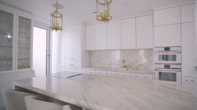 Парижское настроение в Москве: как выглядит новая квартира Татьяны Котовой с хаммамом и террасой