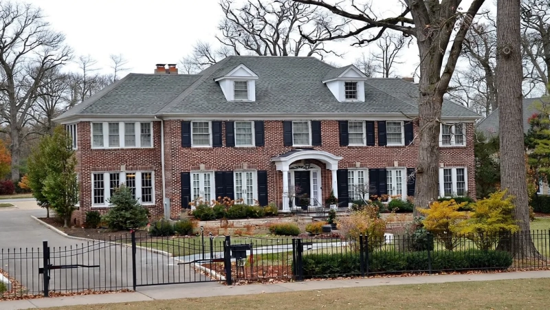 Мама того самого Кевина из «Один дома» Кэтрин О’Хара и дома, которые навсегда остались в истории кино