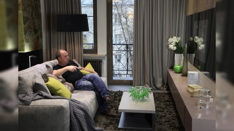 Футуризм без пафоса: как выглядит современная квартира Владимира Стеклова в престижном доме Москвы