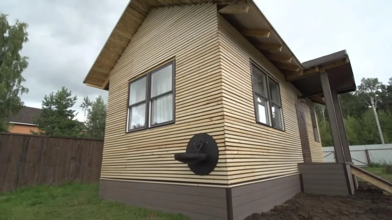 Почему Ефим Шифрин променял городскую роскошь на тихую дачу: загородный дом артиста без глянца 