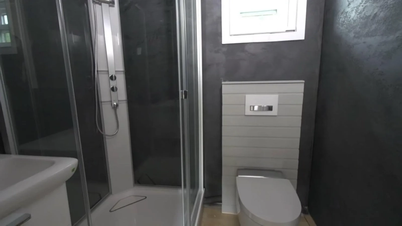 Почему Ефим Шифрин променял городскую роскошь на тихую дачу: загородный дом артиста без глянца 