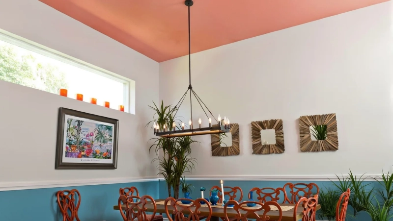 ТОП-10 цветных потолков и дверей для вашего трендового интерьера в 2026 году