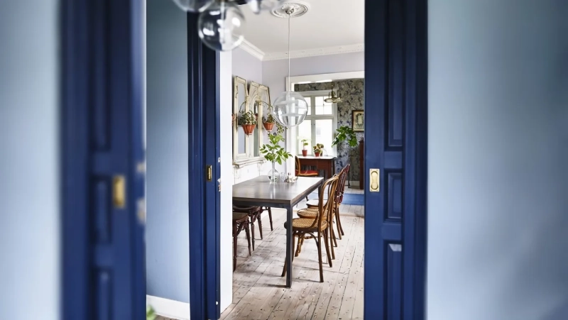 ТОП-10 цветных потолков и дверей для вашего трендового интерьера в 2026 году