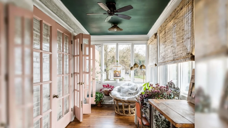 ТОП-10 цветных потолков и дверей для вашего трендового интерьера в 2026 году