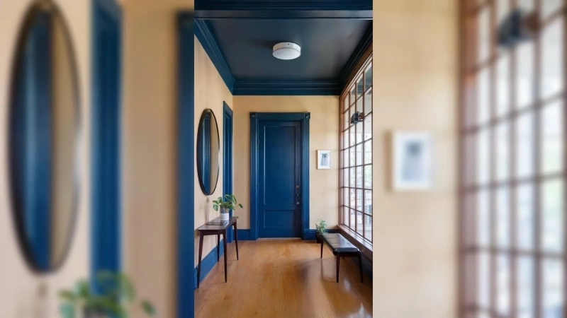 ТОП-10 цветных потолков и дверей для вашего трендового интерьера в 2026 году