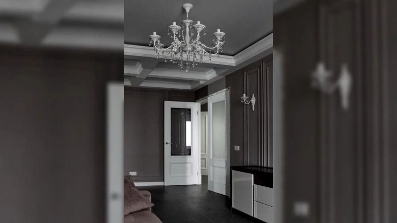 ТОП-10 цветных потолков и дверей для вашего трендового интерьера в 2026 году