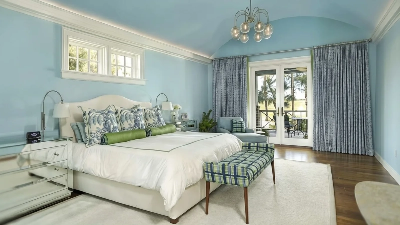 ТОП-10 цветных потолков и дверей для вашего трендового интерьера в 2026 году