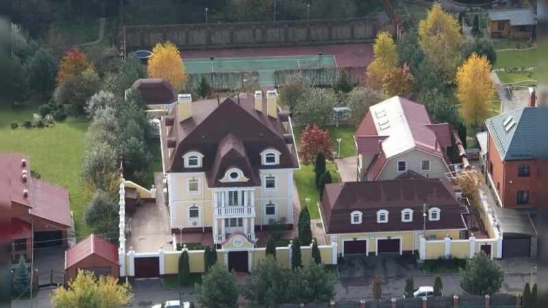 «80% дома — мои»: скандал и спор Маши Распутиной за рублевский особняк в Подмосковье