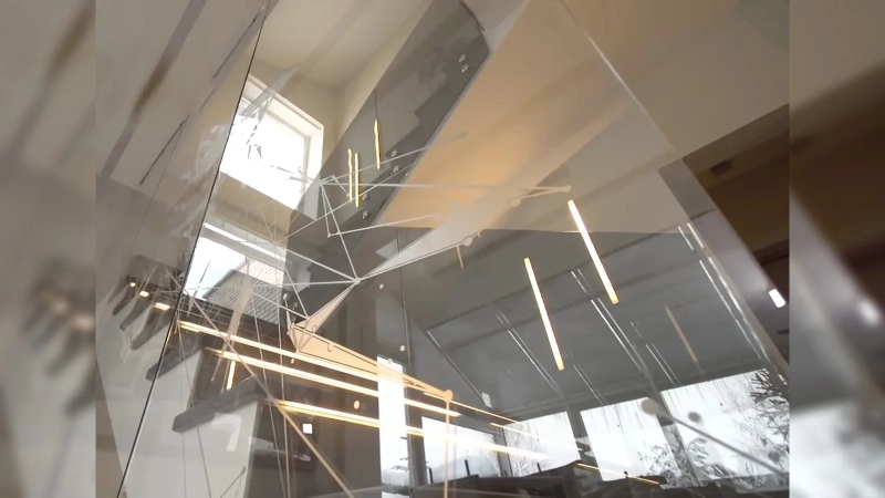 Где живет Александр Маршал: стеклянный особняк мечты и окна без занавесок