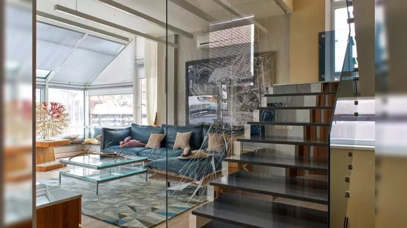 Где живет Александр Маршал: стеклянный особняк мечты и окна без занавесок