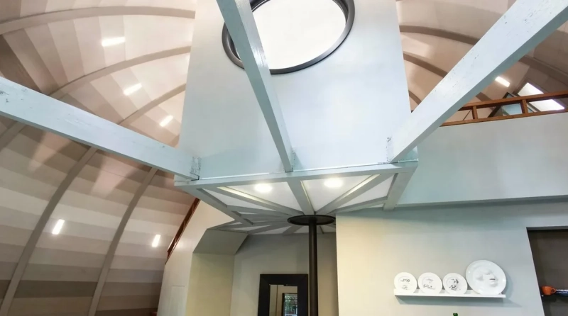 Купольный дом будущего в Подмосковье: архитектор построила сферический дом с «парящим» санузлом