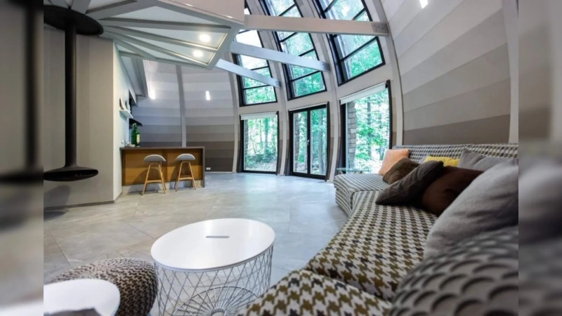 Купольный дом будущего в Подмосковье: архитектор построила сферический дом с «парящим» санузлом