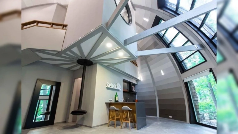 Купольный дом будущего в Подмосковье: архитектор построила сферический дом с «парящим» санузлом