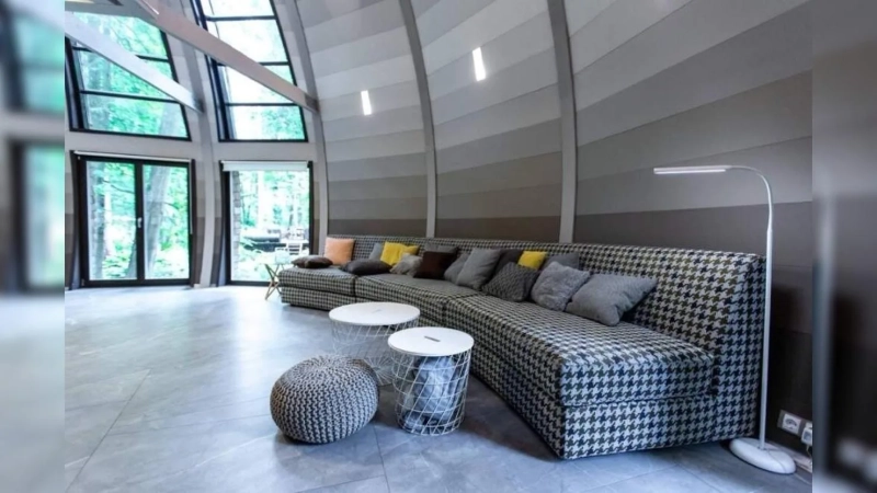 Купольный дом будущего в Подмосковье: архитектор построила сферический дом с «парящим» санузлом