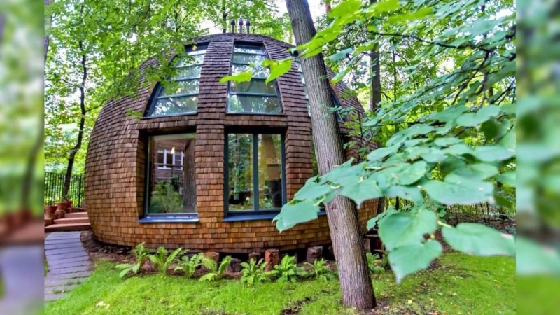 Купольный дом будущего в Подмосковье: архитектор построила сферический дом с «парящим» санузлом