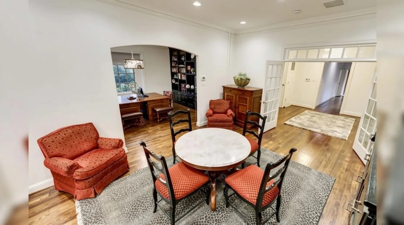 Ушел Чак Норрис,  легендарный герой боевиков: каким был дом и почему он выбрал уют вместо голливудского пафоса