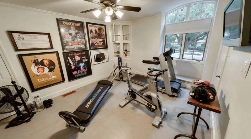 Ушел Чак Норрис,  легендарный герой боевиков: каким был дом и почему он выбрал уют вместо голливудского пафоса